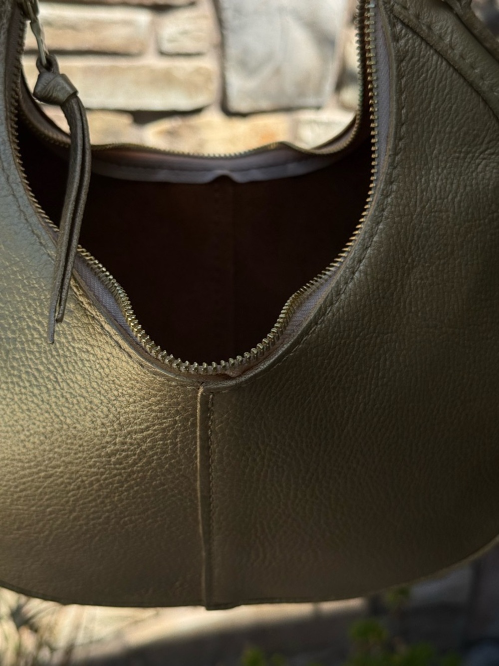 Classic Nora in metallic gold - Picture 8 of 10